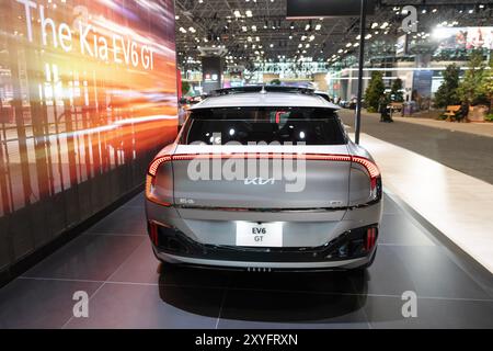 New York City, USA - 27. März 2024: Kia EV6 Elektroauto auf der New York International Auto Show, Rückansicht Stockfoto