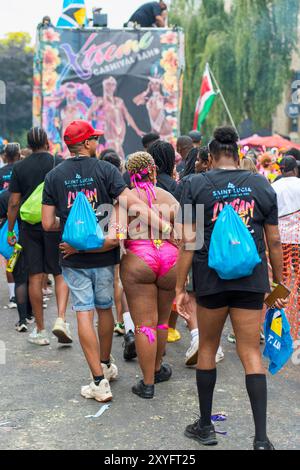 Showtime beim jährlichen Notting Hill Carnival als aufwendig gekleidete Darsteller der Erwachsenenparade schreiten langsam durch West-London Stockfoto