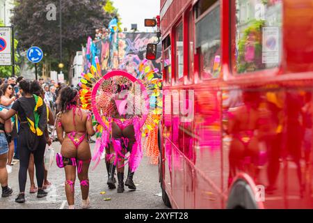 Showtime beim jährlichen Notting Hill Carnival als aufwendig gekleidete Darsteller der Erwachsenenparade schreiten langsam durch West-London Stockfoto