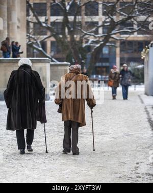 Zwei alte Damen in Pelzmänteln und mit Gehstöcken Stockfoto