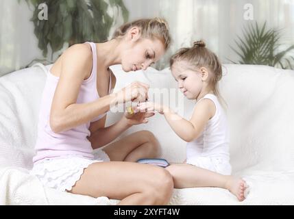 Mutter und Tochter ihre Fingernägel mit polnischen Malerei Stockfoto