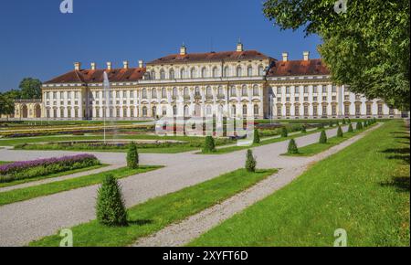 Gartenparterre mit Blumenbeeten vor dem Neuen Schloss in der Schlossanlage Schleissheim, Oberschleissheim bei München, Oberbayern, Bayern, G Stockfoto