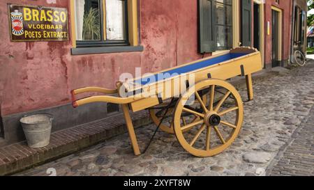 Enkhuizen, Niederlande. Altmodische Transportmittel aus dem letzten Jahrhundert im Zuiderzee Museum in Enkhuizen Stockfoto