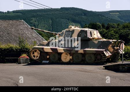 Stoumont, Belgien - 18. Juli 2021: Deutscher Tiger II. (Königstiger), der von der Kampfgruppe Peiper (1. SS-Panzerregiment) während der Schlacht hinterließ Stockfoto