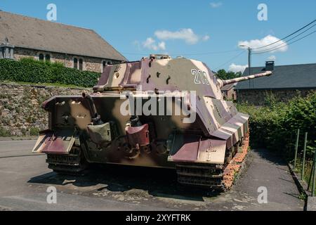 Stoumont, Belgien - 18. Juli 2021: Deutscher Tiger II. (Königstiger), der von der Kampfgruppe Peiper (1. SS-Panzerregiment) während der Schlacht hinterließ Stockfoto