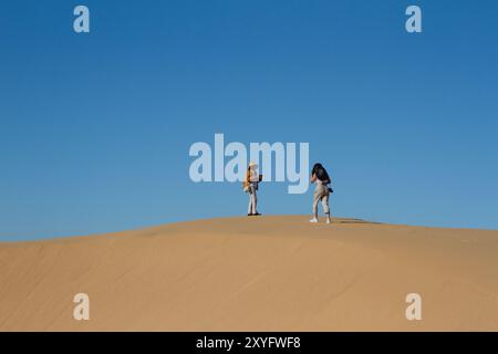 Zwei Frauen auf einem Hügel in der Wüste. Sonora, Wüste. Stockfoto