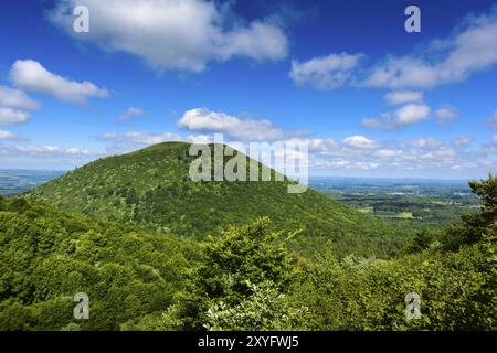 Der alte vulkanische Hügel im Land der Auvergne in Frankreich Stockfoto