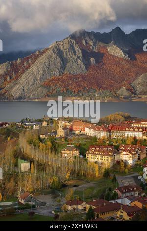 Stadtbild von Riano bei Sonnenaufgang mit Gebirgslandschaft im Herbst im Nationalpark Picos de Europa, Spanien, Europa Stockfoto