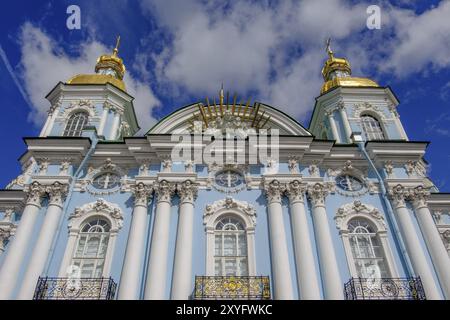 Eine prächtige Kirche mit goldenen Kuppeln, einer blauen Fassade und weißen Säulen Stockfoto
