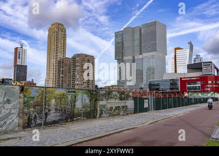 Der Rijnhaven, ein 28 Hektar großes Hafenbecken, wurde nun um fast ein Drittel gefüllt, um Platz für bis zu 000 Wohnungen zu schaffen, es wird eine künstliche Anlage geben Stockfoto