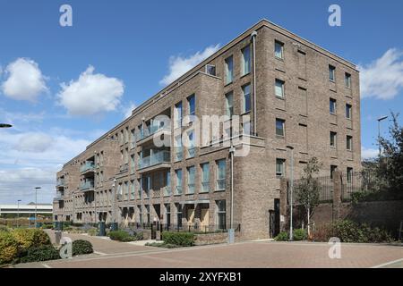 Neuer Wohnblock auf der Sweetgrass Terrace, Teil des Barking Riverside Bauprojekts in East London, Großbritannien. Großes neues Wohnviertel. Stockfoto