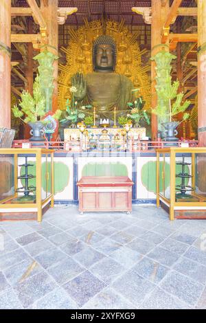 Vor der zentrierten größten Bronze-Daibutsu-Statue und dem Altar in der Großen Buddha-Halle, Daibutsuden, im Todai-JI-Tempel in Nara, Japan. Vertikal inte Stockfoto