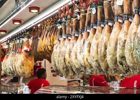 Schinken an einem Marktstand auf dem La Boqueria Markt in Barcelona, Spanien, Europa Stockfoto