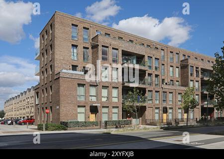 Neue Wohnblöcke auf Fielders Crescent im Barking Riverside Bauprojekt in East London, Großbritannien. Großes neues Wohnviertel. Stockfoto