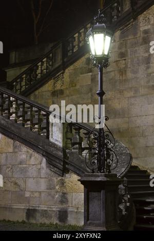 Historische Treppe am Friedensengel in München bei Nacht Stockfoto