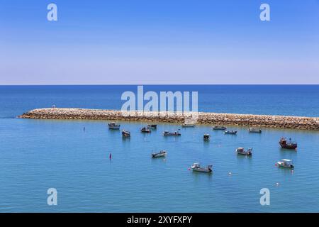 Viele kleine Boote in der Bucht am Meer Stockfoto