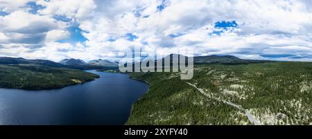 Panoramablick auf den See Atnsjøen, umgeben von den majestätischen Bergen Rondslottet und Høgronden. Natürliche Schönheit des Rondane-Nationalparks, Norwegen Stockfoto