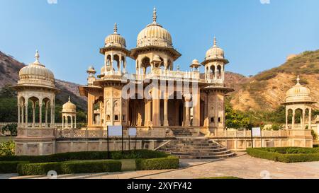 Gatore Ki Chhatriyan ist ein wunderschöner Bau, der vom Gründer von Jaipur im 18. Jahrhundert erbaut wurde. Stockfoto