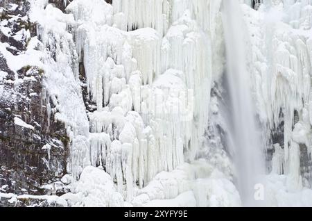 Der gefrorene Wasserfall Njupeskaer (Schwedens höchster Wasserfall), Fulufjaellet Nationalpark, Dalarna, Schweden, Dezember 2011, Europa Stockfoto