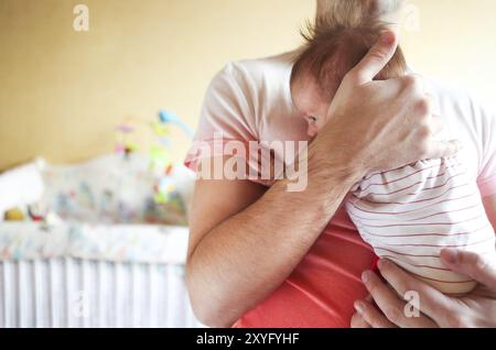 Stattliche Vater Holding neugeborene Tochter Stockfoto