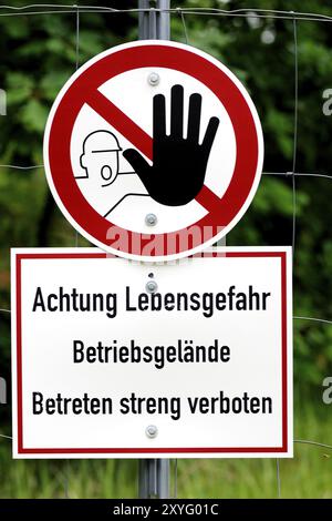 Beschriften Sie keinen Eingang mit dem Symbol einer abweisenden Hand. Beschriften Sie keinen Eingang mit dem Symbol einer abweisenden Hand Stockfoto