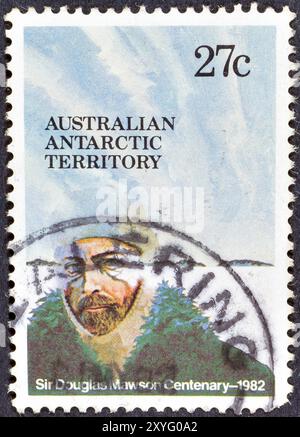 Gestempelte Briefmarke, gedruckt von Australian Antarctic Territory, auf der Sir Douglas Mawson (1882–1958), Geburtshundertjahr, um 1982 zu sehen ist. Stockfoto