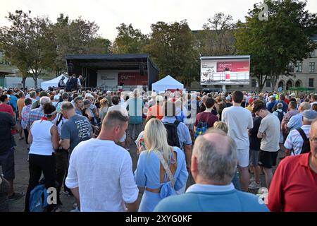 Erfurt, Deutschland. August 2024. Sahra Wagenknecht, Vorsitzende der Allianz Sahra Wagenknecht (BSW), steht während der Wahlkampagne auf dem Erfurter Domplatz auf der Bühne. Am 1. September wird in Thüringen ein neuer landtag gewählt. Quelle: Martin Schutt/dpa/Alamy Live News Stockfoto