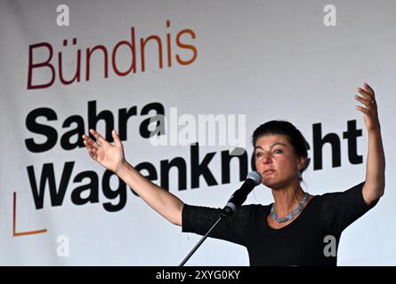 Erfurt, Deutschland. August 2024. Sahra Wagenknecht, Vorsitzende der Allianz Sahra Wagenknecht (BSW), steht während der Wahlkampagne auf dem Erfurter Domplatz auf der Bühne. Am 1. September wird in Thüringen ein neuer landtag gewählt. Quelle: Martin Schutt/dpa/Alamy Live News Stockfoto