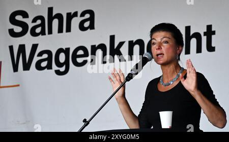 Erfurt, Deutschland. August 2024. Sahra Wagenknecht, Vorsitzende der Allianz Sahra Wagenknecht (BSW), steht während der Wahlkampagne auf dem Erfurter Domplatz auf der Bühne. Am 1. September wird in Thüringen ein neuer landtag gewählt. Quelle: Martin Schutt/dpa/Alamy Live News Stockfoto