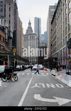 New York, USA - 27. August 2024: Blick auf eine geschäftige Straße in Chinatown, New York, mit hohen Gebäuden im Hintergrund und alltäglichen urbanen Aktivitäten Stockfoto