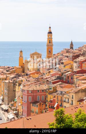 Menton, Frankreich - 18. August 2024: Blick auf das Dorf an der französischen riviera mit blauem Himmel und Meer Stockfoto