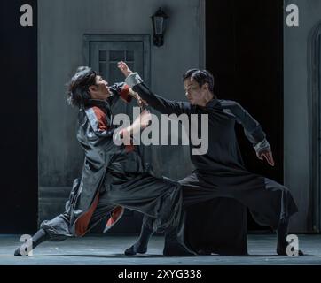 Sadlers Wells, London, Großbritannien. August 2024. Die Kampfszene (Performer Praying Mantis Master - He Junbo; Tai Chi Master - Zhang Zhenguo): Wing Chun – Eine Fusion aus zeitgenössischem Tanz, Drama und Kampfkunst erzählt die wahre Geschichte von Großmeister Yip man, Trainer von Bruce Lee, choreografiert von Han Zhen und Zhou Liya und geschrieben von Feng Shuangbai. Vom 30. August bis 7. September erzählt das Spektakel die Geschichte des 300-jährigen Kampfkunst Wing Chun und des Mannes, dem es zugeschrieben wird, es in die Welt zu bringen, Großmeister Yip man, der Mann, der Bruce Lee trainierte. Quelle: Malcolm Park/Alamy Live News Stockfoto