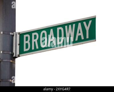 Broadway-Straßenschild isoliert auf weiß, transparent. Grünes Straßenschild an einem Posten in Manhattan, New York City, USA Stockfoto