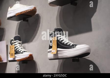 Converse Chuck Taylor All Star Schuh mit einem Preisschild am 25. Juli 2024 in einem Geschäft in Ho Chi Minh City, Vietnam. Stockfoto