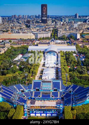 08 29 2024 - Paris, Frankreich. Drohnenansicht des Eiffelstadions auf dem Champ de Mars. Temporäre Outdoor-Arena für Beachvolleyball bei Olympischen Spielen. Stockfoto