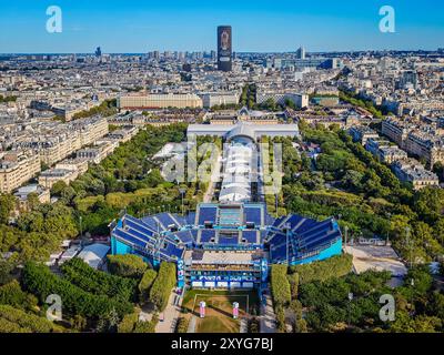 08 29 2024 - Paris, Frankreich. Drohnenansicht auf Champ de Mars und das Stadtzentrum von Paris und das Quartier Latin im Hintergrund Stockfoto