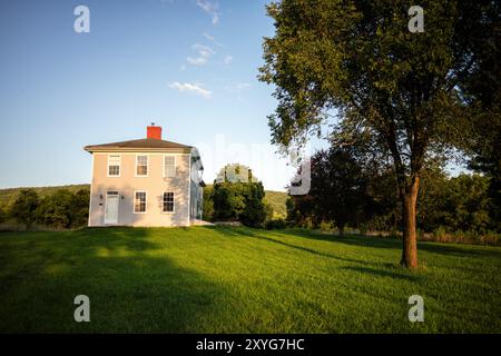 Murphy Farm Harpers Ferry West Virginia // HARPERS FERRY, West Virginia — Murphy Farm im Harpers Ferry National Historical Park, ein Ort für bedeutende Bürgerkriegsaktionen und spätere Bürgerrechtsgeschichte. Dieses erhaltene Ackerland war Zeuge des entscheidenden Angriffs des Konföderierten Generals A. P. Hill während der Schlacht von Harpers Ferry 1862 und beherbergte später John Brown's Fort, das zu einem Wallfahrtsort für frühe Bürgerrechtsaktivisten wurde. Der unberührte Zustand der Farm bietet Besuchern einen Einblick in das ländliche Leben des 19. Jahrhunderts und die sich entwickelnde Geschichte der USA. Stockfoto