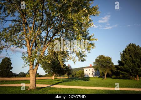 Murphy Farm Harpers Ferry West Virginia // HARPERS FERRY, West Virginia — Murphy Farm im Harpers Ferry National Historical Park, ein Ort für bedeutende Bürgerkriegsaktionen und spätere Bürgerrechtsgeschichte. Dieses erhaltene Ackerland war Zeuge des entscheidenden Angriffs des Konföderierten Generals A. P. Hill während der Schlacht von Harpers Ferry 1862 und beherbergte später John Brown's Fort, das zu einem Wallfahrtsort für frühe Bürgerrechtsaktivisten wurde. Der unberührte Zustand der Farm bietet Besuchern einen Einblick in das ländliche Leben des 19. Jahrhunderts und die sich entwickelnde Geschichte der USA. Stockfoto
