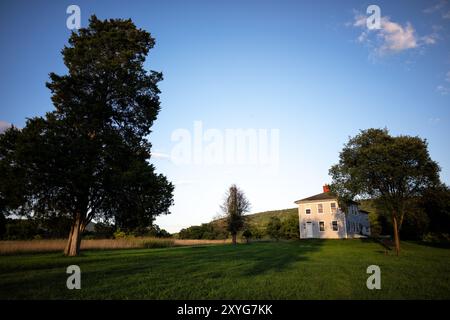 Murphy Farm Harpers Ferry National Historical Park West Virginia // HARPERS FERRY, West Virginia — Murphy Farm im Harpers Ferry National Historical Park, ein Ort für bedeutende Bürgerkriegsaktionen und spätere Bürgerrechtsgeschichte. Dieses erhaltene Ackerland war Zeuge des entscheidenden Angriffs des Konföderierten Generals A. P. Hill während der Schlacht von Harpers Ferry 1862 und beherbergte später John Brown's Fort, das zu einem Wallfahrtsort für frühe Bürgerrechtsaktivisten wurde. Der unberührte Zustand der Farm bietet Besuchern einen Einblick in das ländliche Leben des 19. Jahrhunderts und die sich entwickelnde Geschichte der USA. Stockfoto