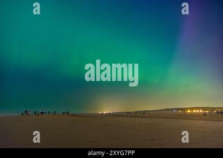 Nordlichter am Strand von Katwijk aan Zee, Niederlande, grüne Aurora borealis Stockfoto