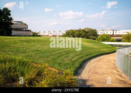 ARLINGTON, Virginia – die erhaltenen Ruinen der Abingdon Plantation am Ronald Reagan Washington National Airport. An diesem Ort befinden sich die Backsteinfundamente des Plantagenhauses und der Küche aus dem 18. Jahrhundert sowie Schilder, die die Geschichte des Anwesens von der Kolonialzeit über den Bürgerkrieg bis ins 20. Jahrhundert beschreiben. Einst Heimat von Mitgliedern von George Washingtons Großfamilie, bietet der Ort heute einen Einblick in die reiche Geschichte der Region. Stockfoto