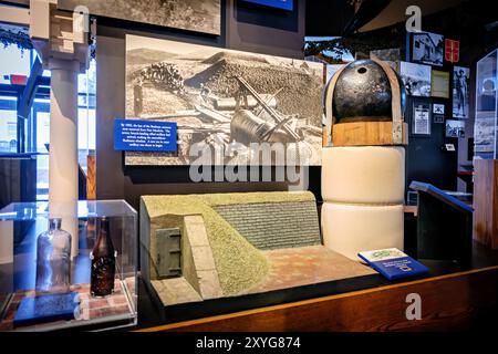 SULLIVAN's ISLAND, South Carolina – die Rodman Cannonball-Ausstellung im Fort Moultrie Visitor Center Museum. Diese Ausstellung zeigt die riesigen 15-Zoll-Kanonenprojektile von Rodman und gibt Informationen über die „Rodman-Ära“ der Küstenverteidigung in Fort Moultrie von 1865 bis 1890. Die Ausstellung zeigt die technologischen Fortschritte in der Artillerie während der Zeit nach dem Bürgerkrieg. Stockfoto