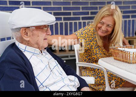 Eine reife Tochter schaut ihren älteren Vater mit Zärtlichkeit an. Glückliche Vaterschaft Stockfoto