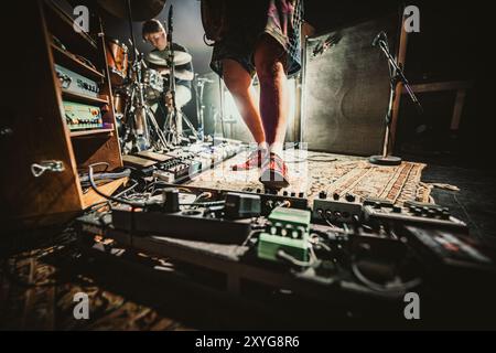 Dänemark, Kopenhagen. August 2024. Die finnische Noise Rock Band NYOS gibt ein Live-Konzert im Amager Bio in Kopenhagen. Hier ist Gitarrist Tom Brooke live auf der Bühne zu sehen. Stockfoto