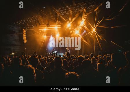 Dänemark, Kopenhagen. August 2024. Die finnische Noise Rock Band NYOS gibt ein Live-Konzert im Amager Bio in Kopenhagen. Hier ist Gitarrist Tom Brooke live auf der Bühne mit Schlagzeuger Tuomas Kainulainen zu sehen. Stockfoto