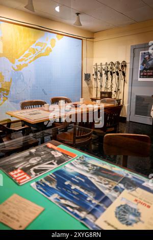 Fort Moultrie Duty Officers Operations Room Sullivans Island South Carolina // SULLIVAN's ISLAND, South Carolina, Vereinigte Staaten — der Duty Officers and Operations Room in Fort Moultrie, der als zentrales Operationszentrum für die Verteidigung des Charleston Harbors während des Zweiten Weltkriegs diente. Stockfoto