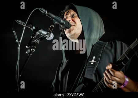 Dänemark, Kopenhagen. August 2024. Die schweizerisch-amerikanische Avantgarde-Metal-Band Zeal & Ardor gibt ein Live-Konzert im Amager Bio in Kopenhagen. Hier ist Sänger und Gitarrist Manuel Gagneux live auf der Bühne zu sehen. Stockfoto