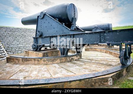 SULLIVAN's ISLAND, South Carolina – zwei riesige 15-Zoll-Rodman-Kanonen stehen in Fort Moultrie, einem Teil des Hafenverteidigungssystems für Charleston von 1873 bis 1898. Diese Geschütze aus der Zeit des Bürgerkriegs mit einem Gewicht von jeweils über 25 Tonnen stellen einen bedeutenden Fortschritt in der Artillerietechnologie dar und waren für die Küstenbefestigung im späten 19. Jahrhundert von entscheidender Bedeutung. Stockfoto