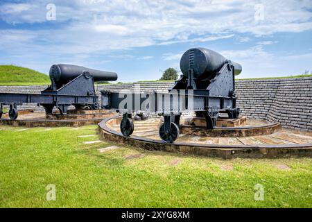 SULLIVAN's ISLAND, South Carolina – zwei riesige 15-Zoll-Rodman-Kanonen stehen in Fort Moultrie, einem Teil des Hafenverteidigungssystems für Charleston von 1873 bis 1898. Diese Geschütze aus der Zeit des Bürgerkriegs mit einem Gewicht von jeweils über 25 Tonnen stellen einen bedeutenden Fortschritt in der Artillerietechnologie dar und waren für die Küstenbefestigung im späten 19. Jahrhundert von entscheidender Bedeutung. Stockfoto