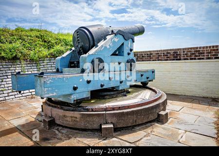 Fort Moultrie Bürgerkrieg Cannon Sullivan's Island South Carolina // SULLIVAN's ISLAND, South Carolina, Vereinigte Staaten — Fort Moultrie während des Bürgerkriegs (1861–1865), das seine strategische Bedeutung für die Verteidigung des Hafens von Charleston demonstriert. Das Fort, das während des Krieges von konföderierten Truppen besetzt war, wurde im Zuge der Entwicklung von Technologie und Verteidigungsstrategien kontinuierlich von Rüstungs- und Befestigungsanlagen umgerüstet. Stockfoto